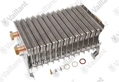 Vaillant Wärmetauscher aus Metall mit mehreren Längsrippen und Anschlüssen. Zubehör wie Dichtungen und Schrauben sind im Bild dargestellt.